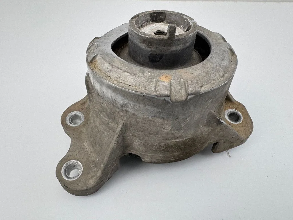 Engine mount bracket A2052407800