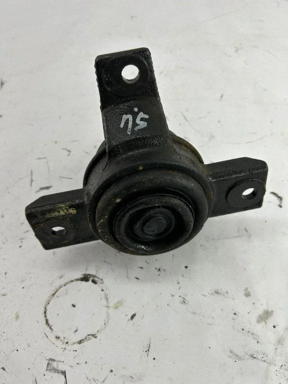 Dzinēja spilvens 218122B500