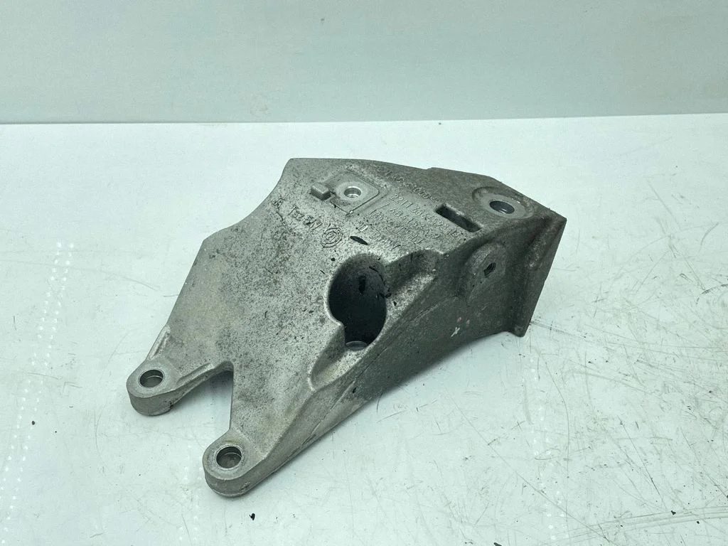 Engine mounting bracket – BMW 5 Series G30 G31 G38 (2016-)