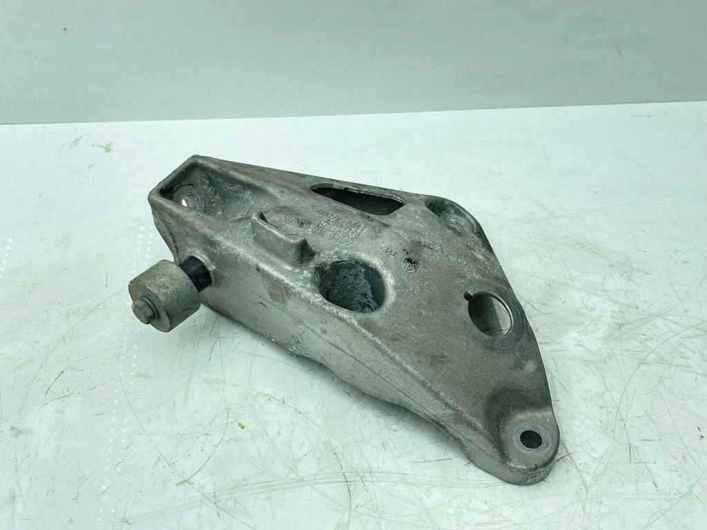 Engine mounting bracket 6788615