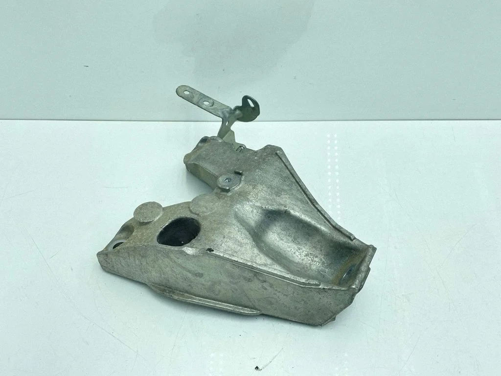 Engine mounting bracket 6789093