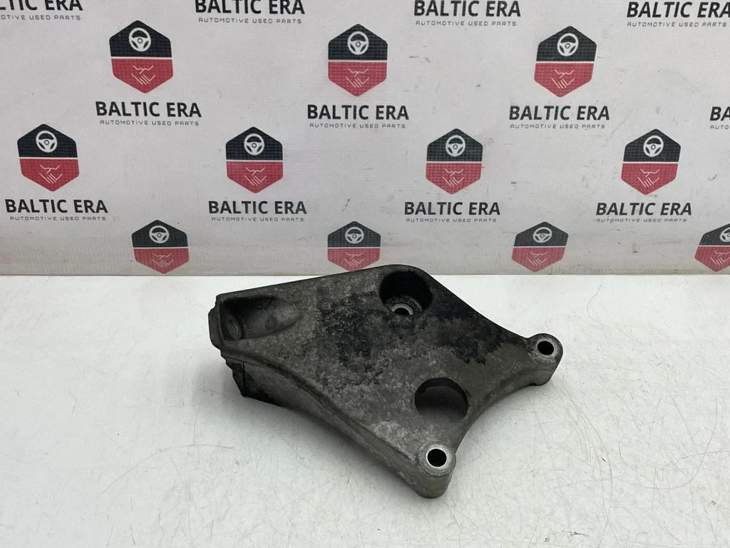 Engine mounting bracket 6788611