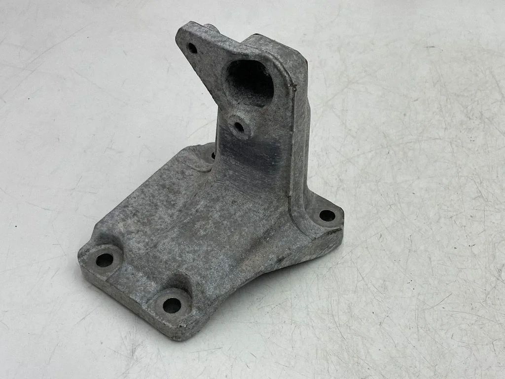 Engine mounting bracket 6788612