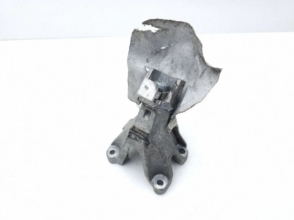 Mootori kinnituskronstein 8K0199307