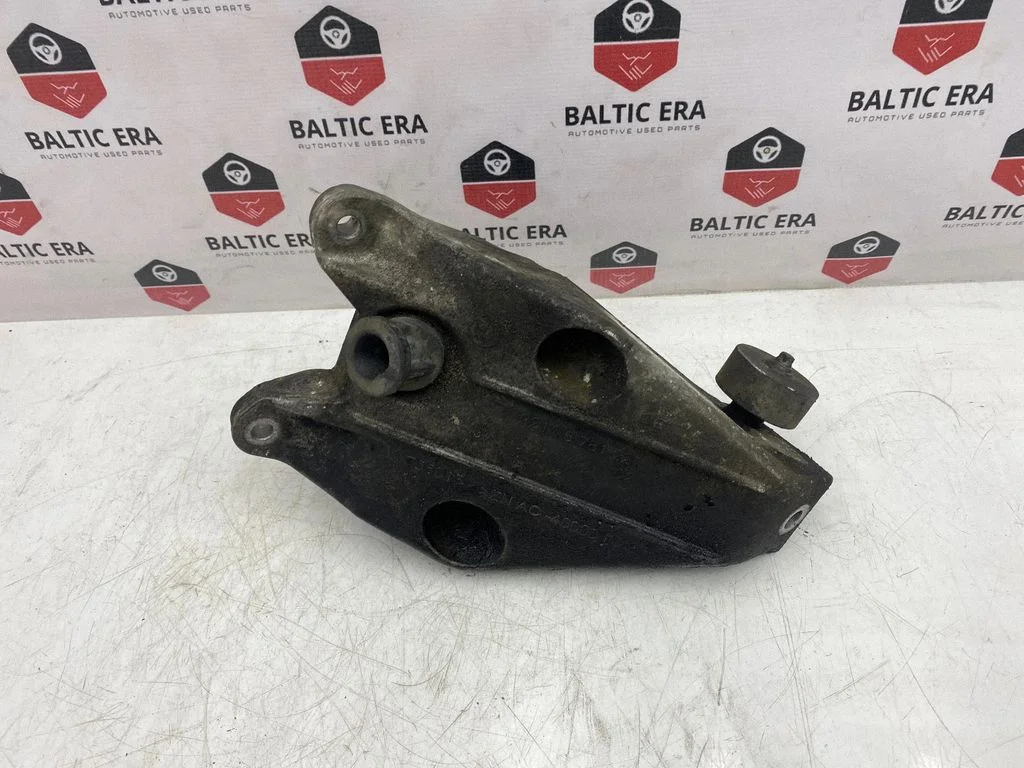 Engine mounting bracket 6781227
