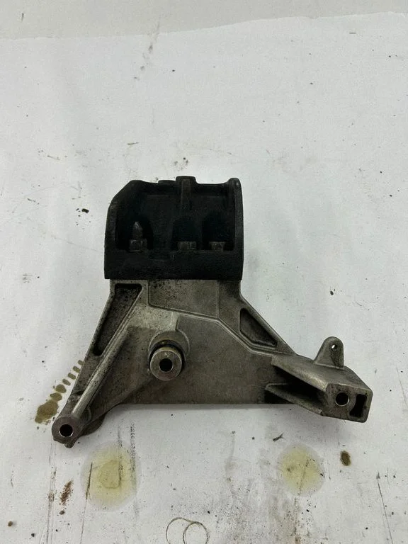 Engine mounting bracket – Hyundai Santa Fe (2006-2012)