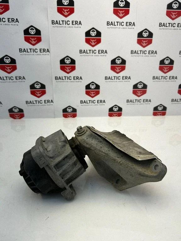 Engine mounting bracket