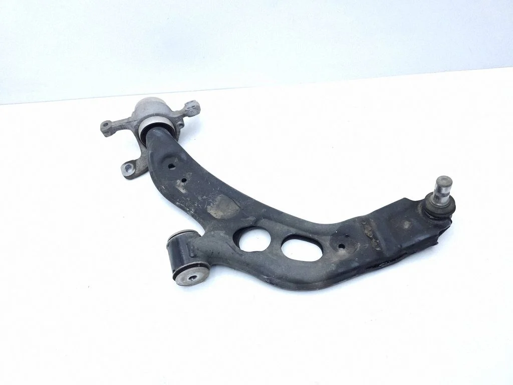 Front lower control arm/wishbone 8831645