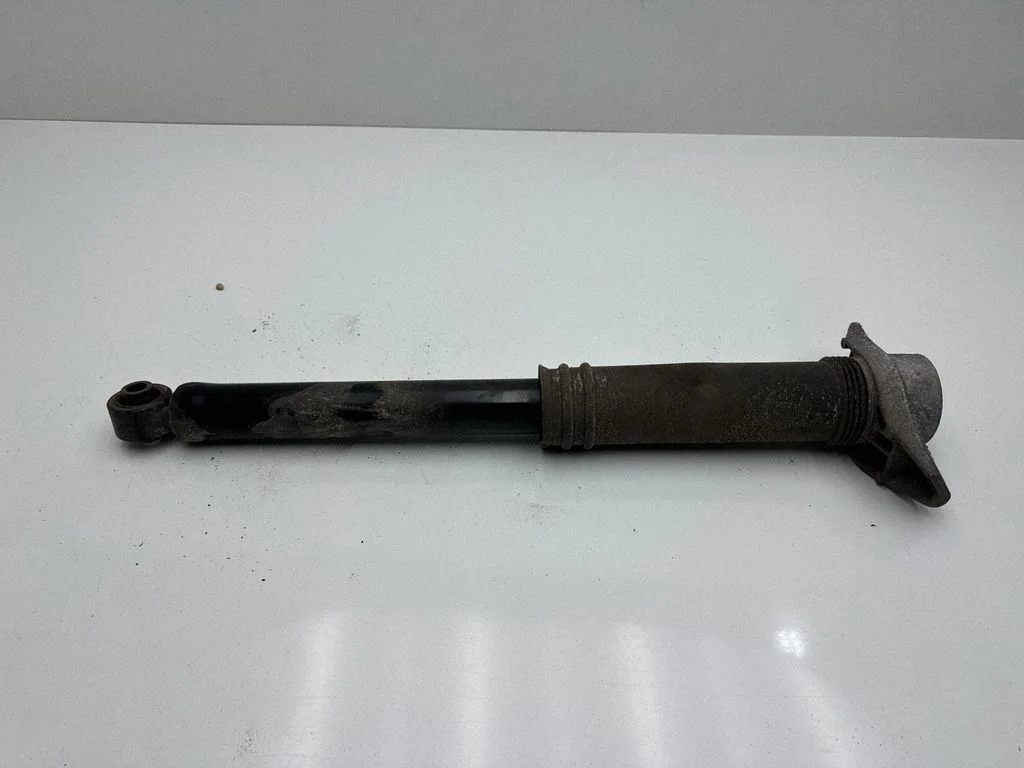 Tagumine amortisaator 562106UM3A