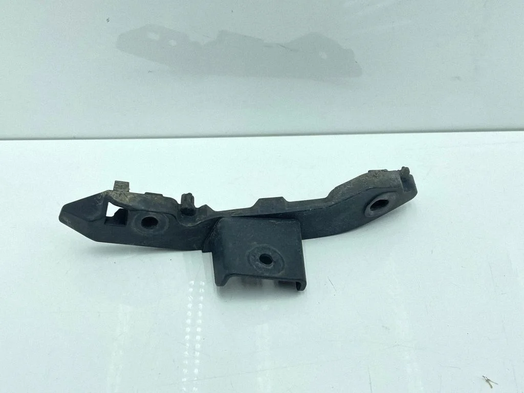 Front bumper mounting bracket 7415585