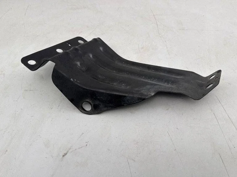 Front bumper mounting bracket FR3B6310E02AB