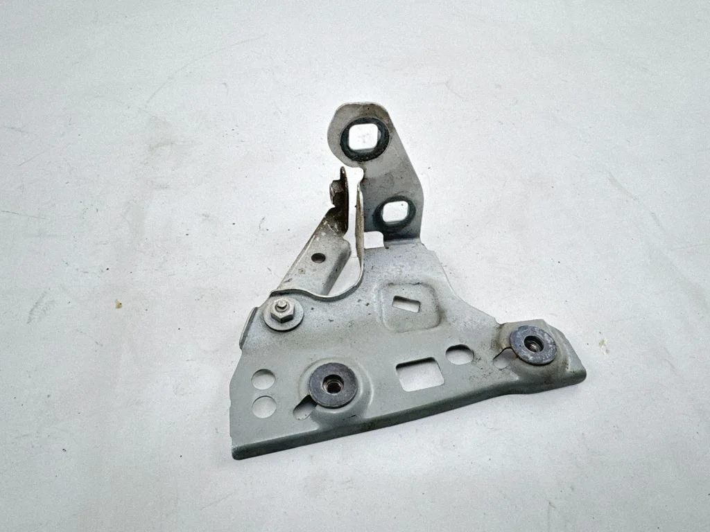 Wspornik błotnika 8W0821184A