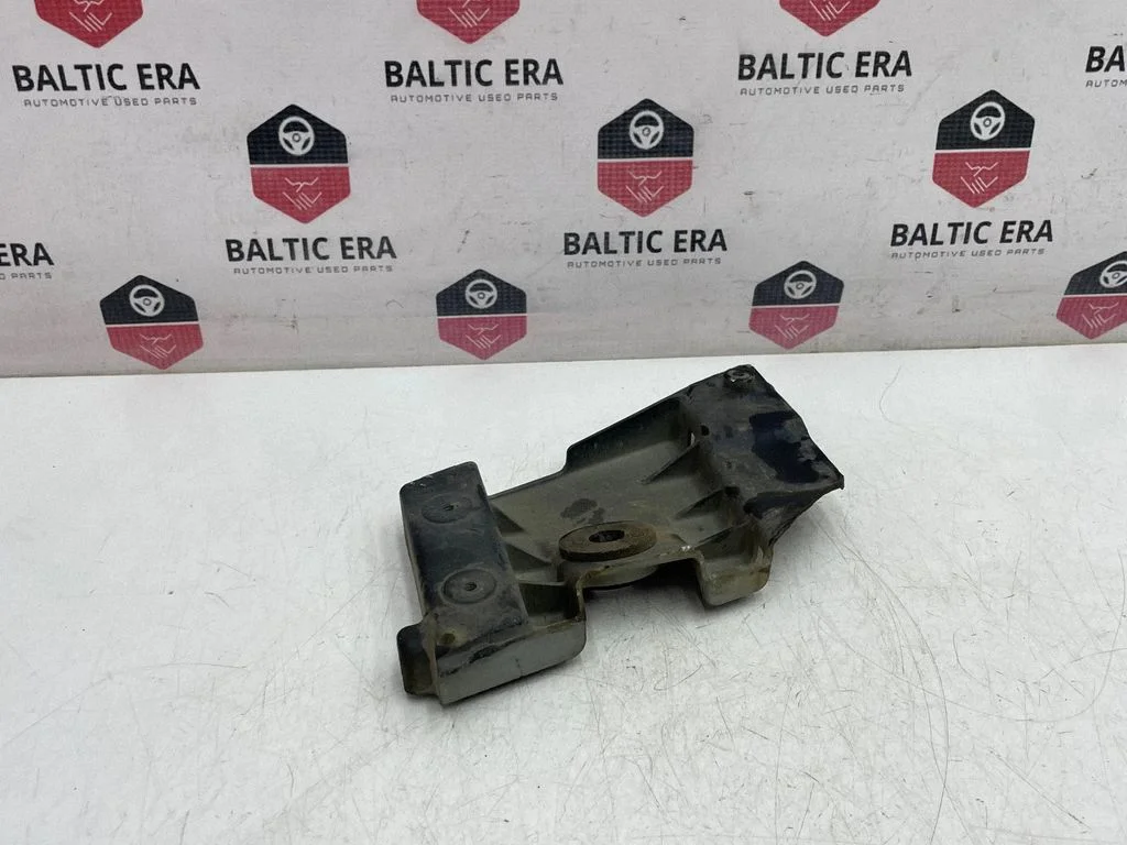 Fender mounting bracket – Audi A8 S8 D3 4E (2002-2009)