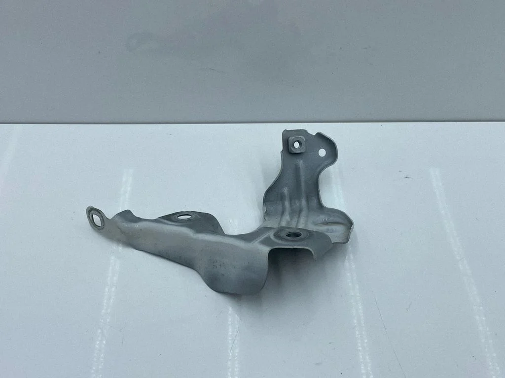 Fender mounting bracket 7450387