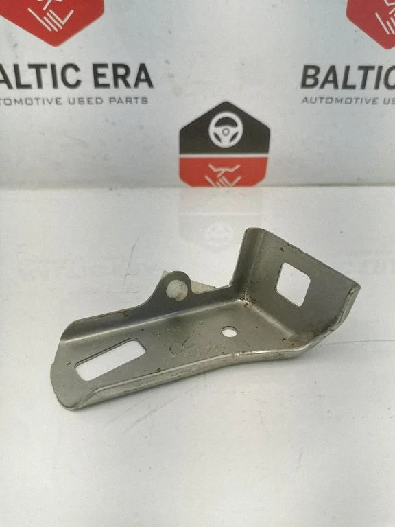 Fender mounting bracket 9227018