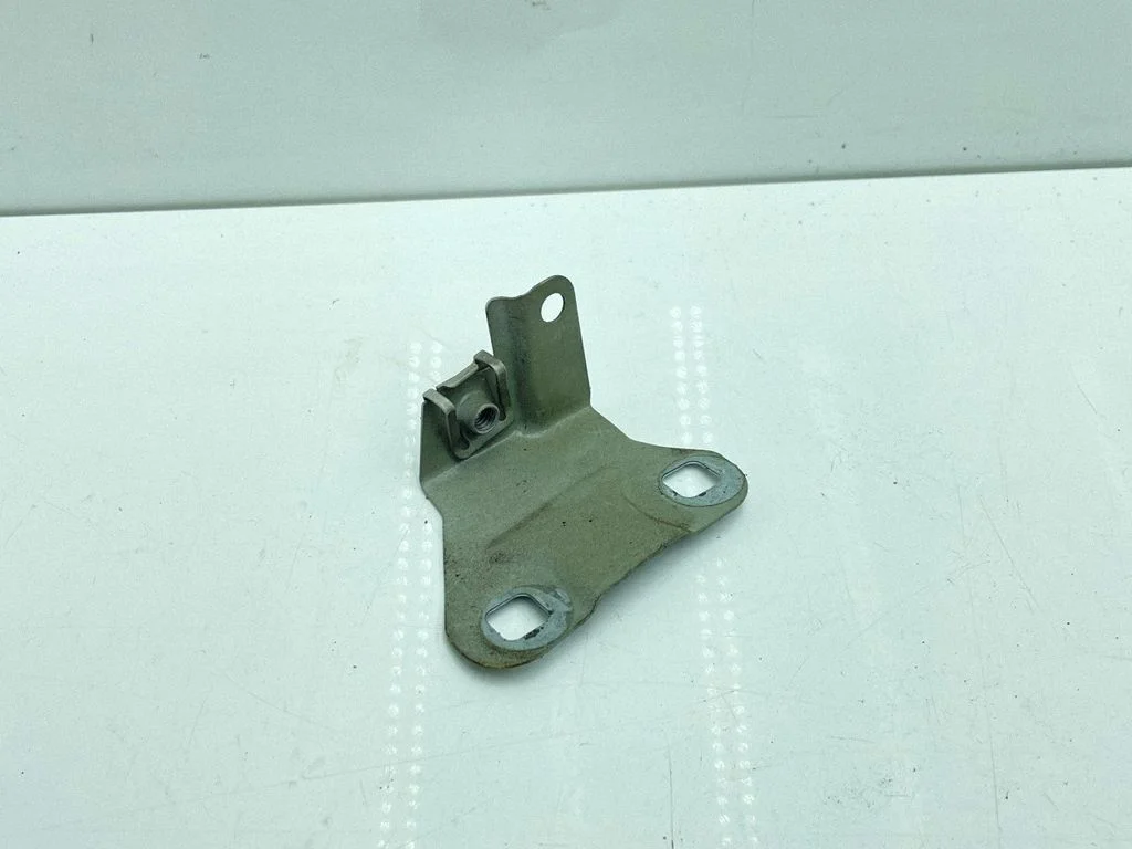 Fender mounting bracket