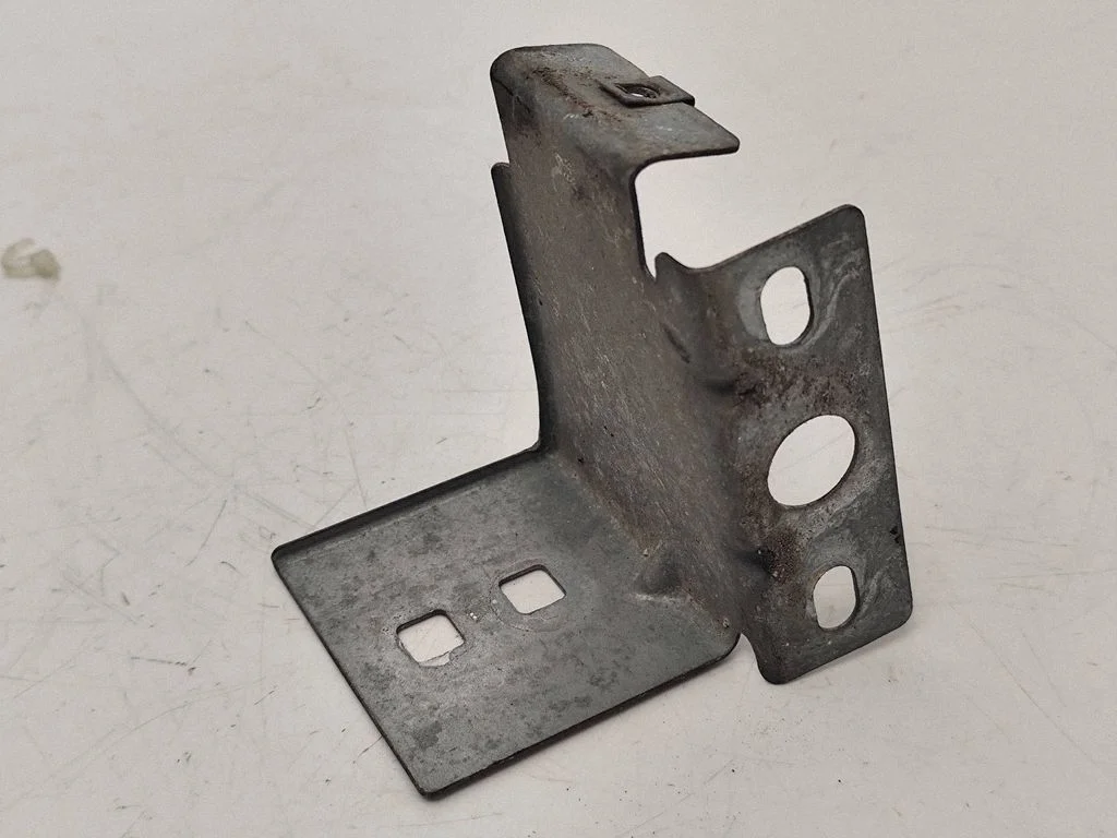 Rear bumper mounting bracket 10354716