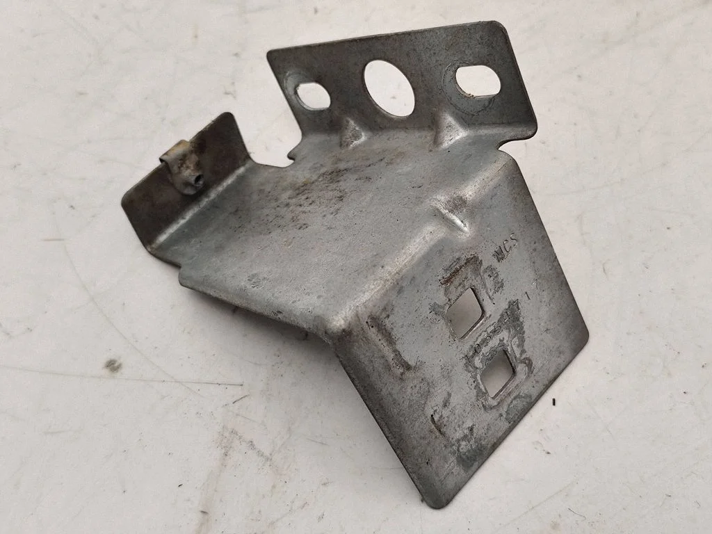 Rear bumper mounting bracket 10354717