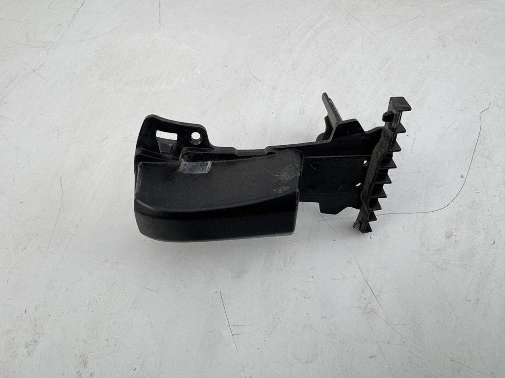 Rear bumper mounting bracket 7301713