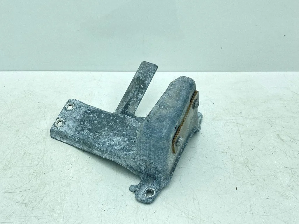Rear bumper mounting bracket A2316300731
