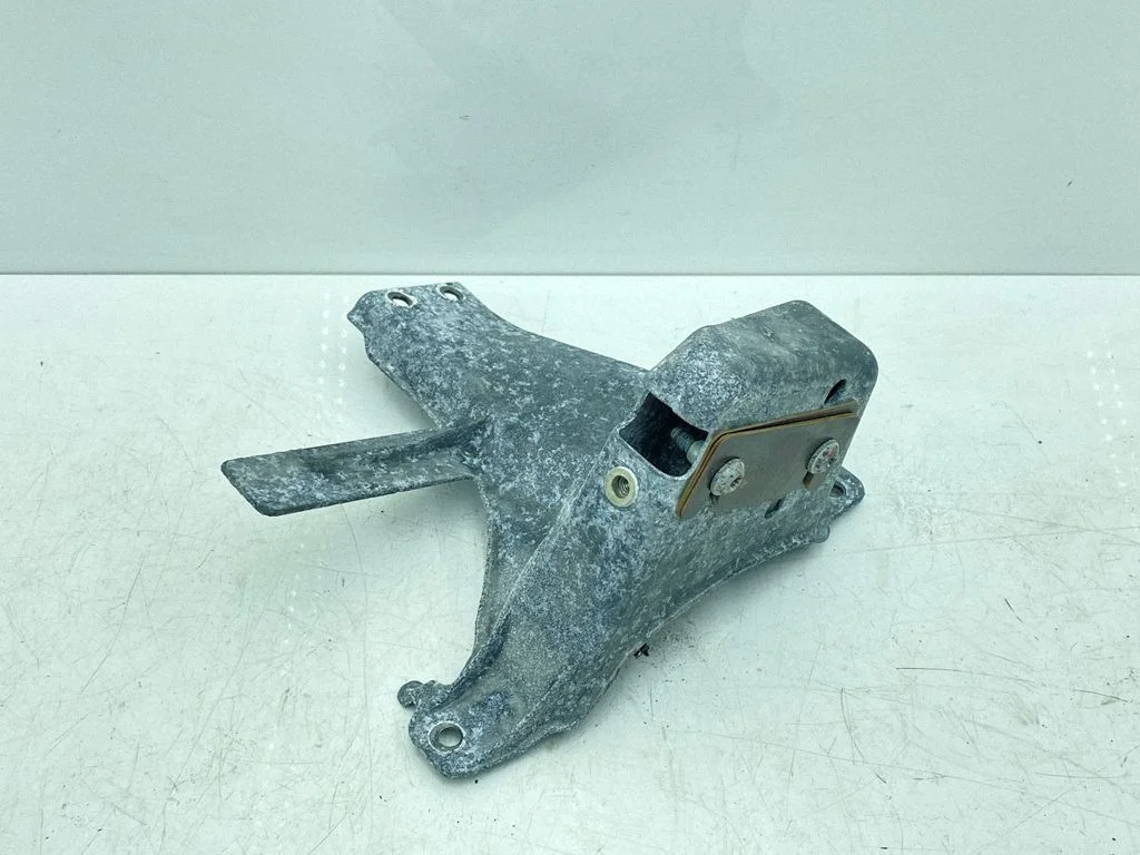 Rear bumper mounting bracket A2316300831