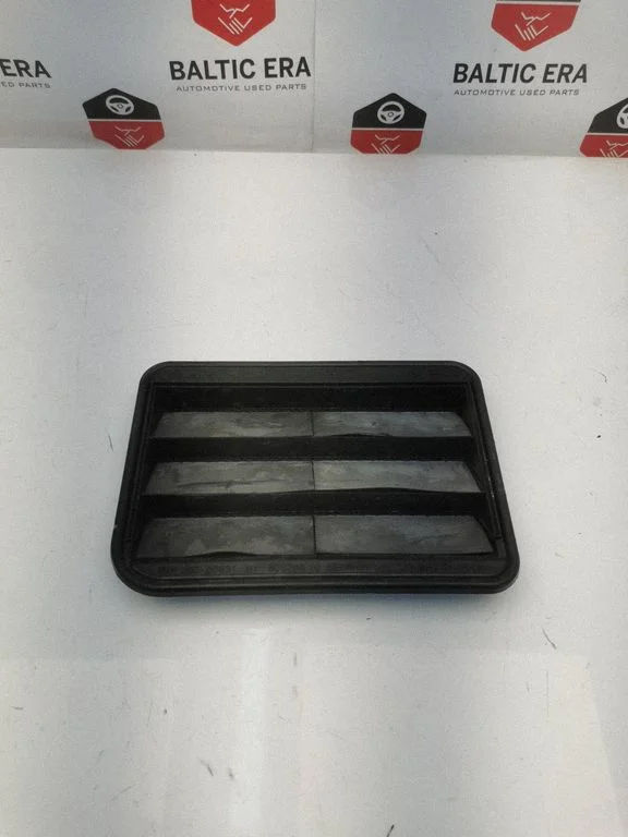 Quarter panel pressure vent 9176945
