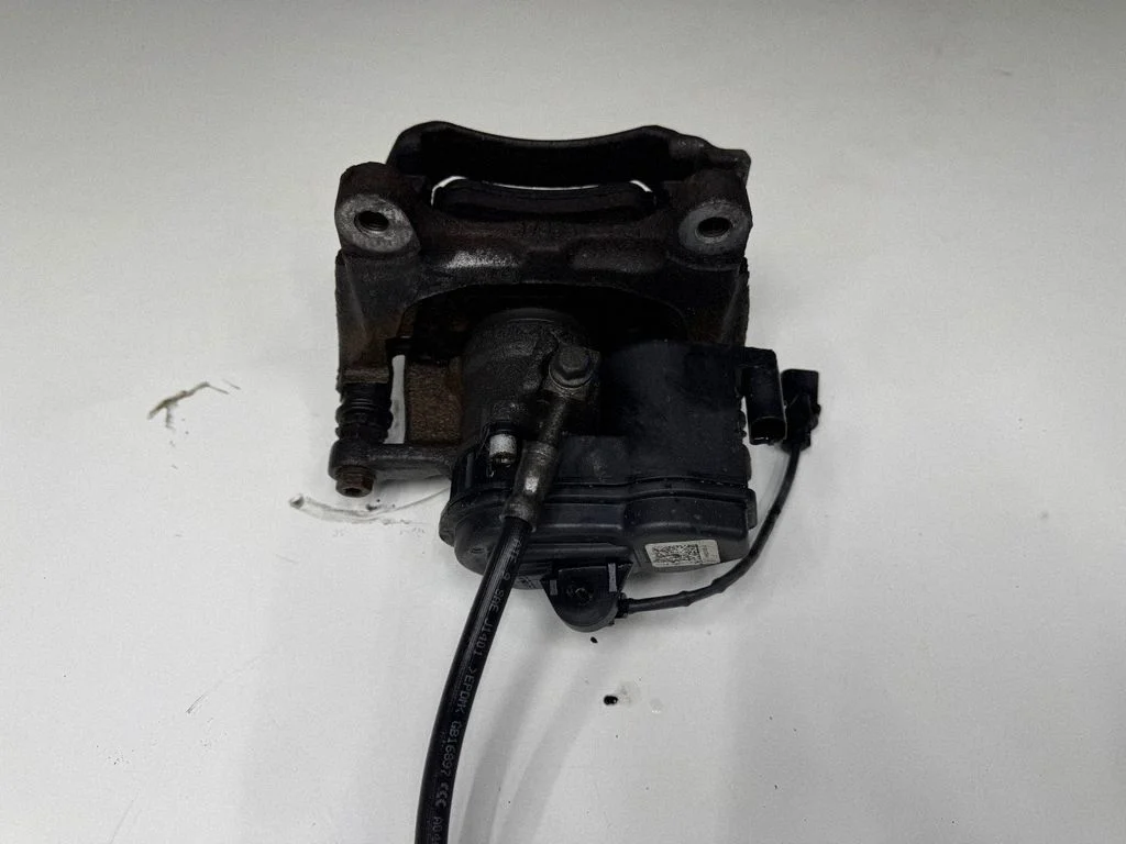 Tagumine pidurisadul 4M0615405AR
