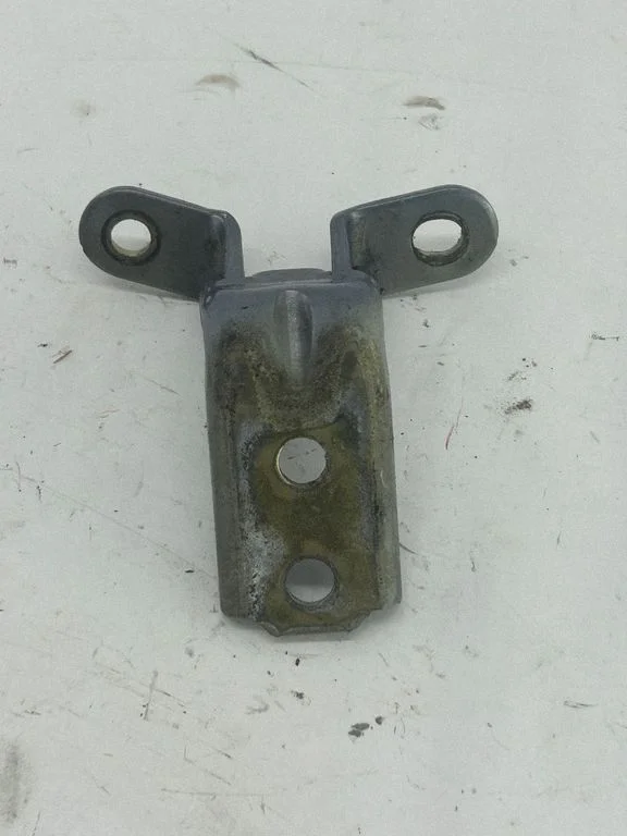 Priekšējā apakšējā eņģe