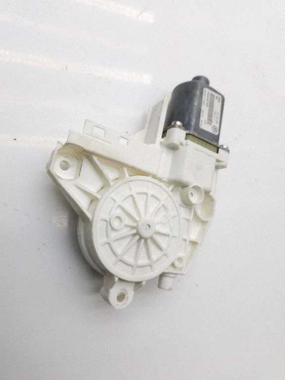 Priekšējā loga pacēlāja motoriņš 5N0959702E