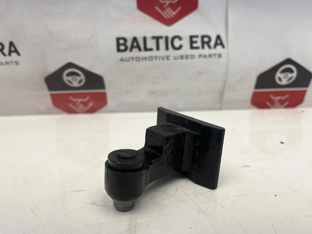 Rear door lower hinge 7246068