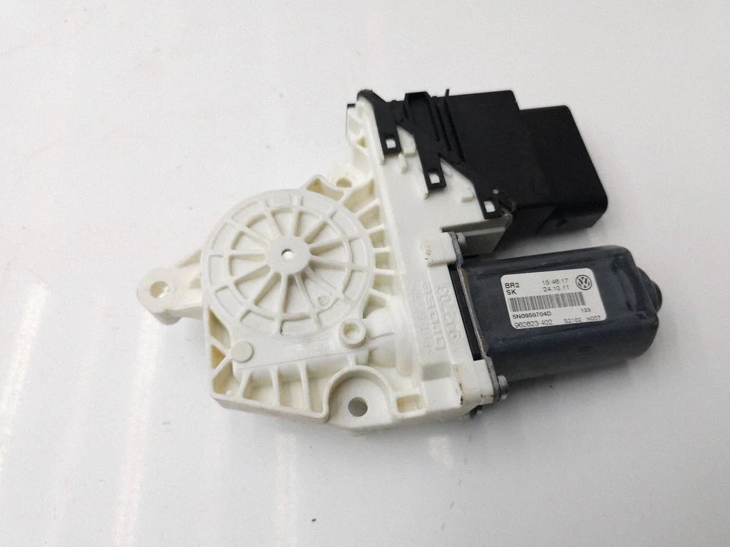 Aizmugurējā loga pacēlāja motoriņš 5N0959704D