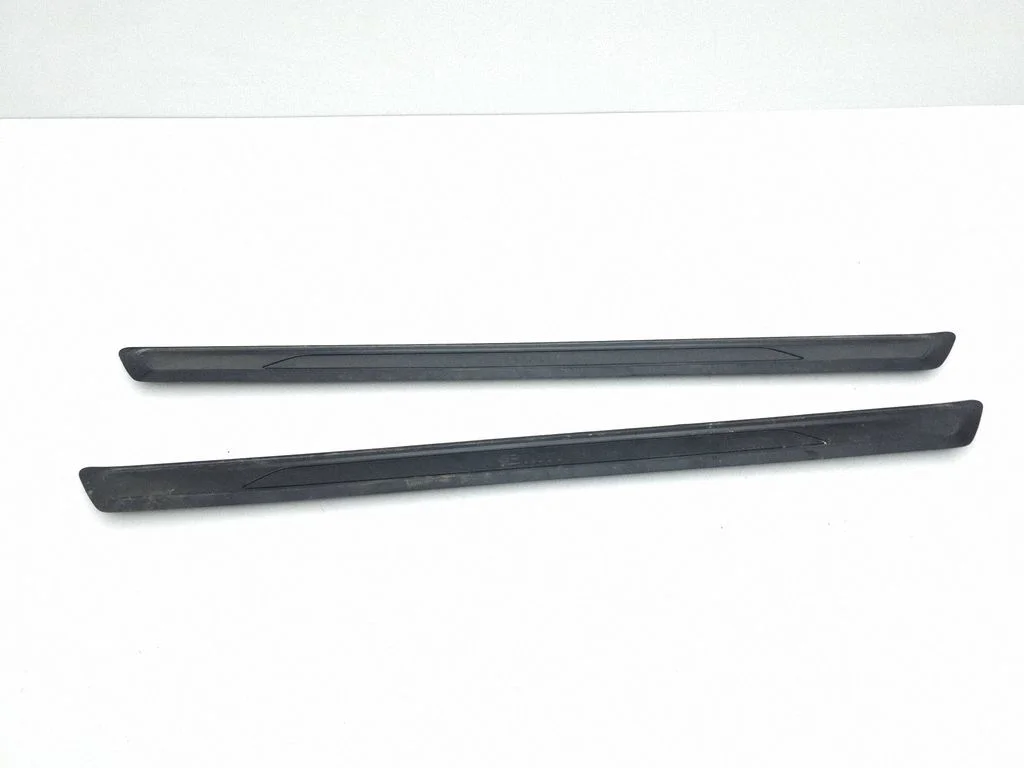 Front sill trim cover 7267917