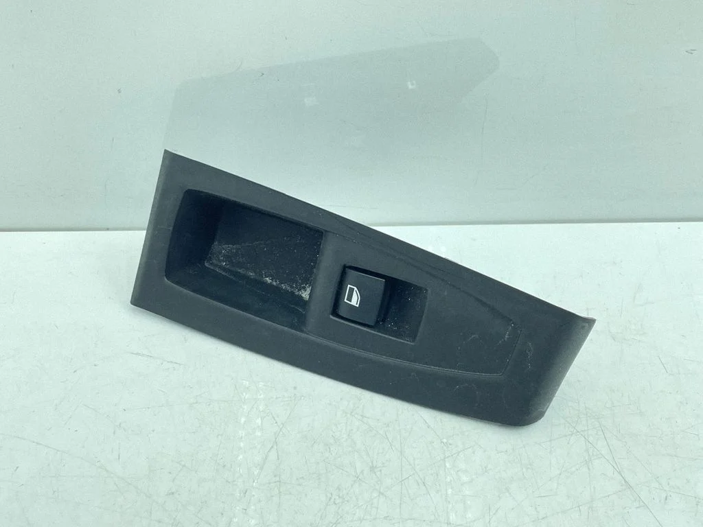 Electric window control switch 9208107