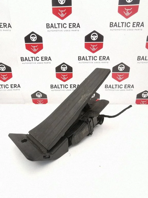 Accelerator throttle pedal 6853175