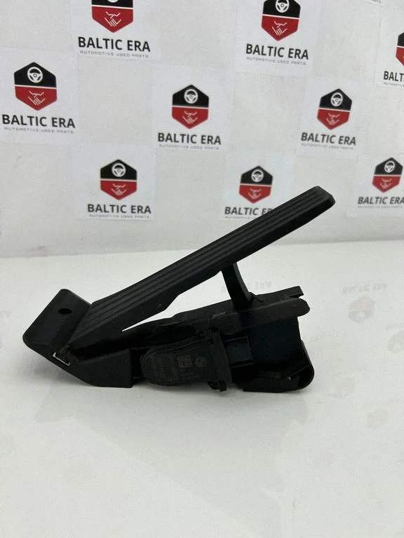 Accelerator throttle pedal 6853175