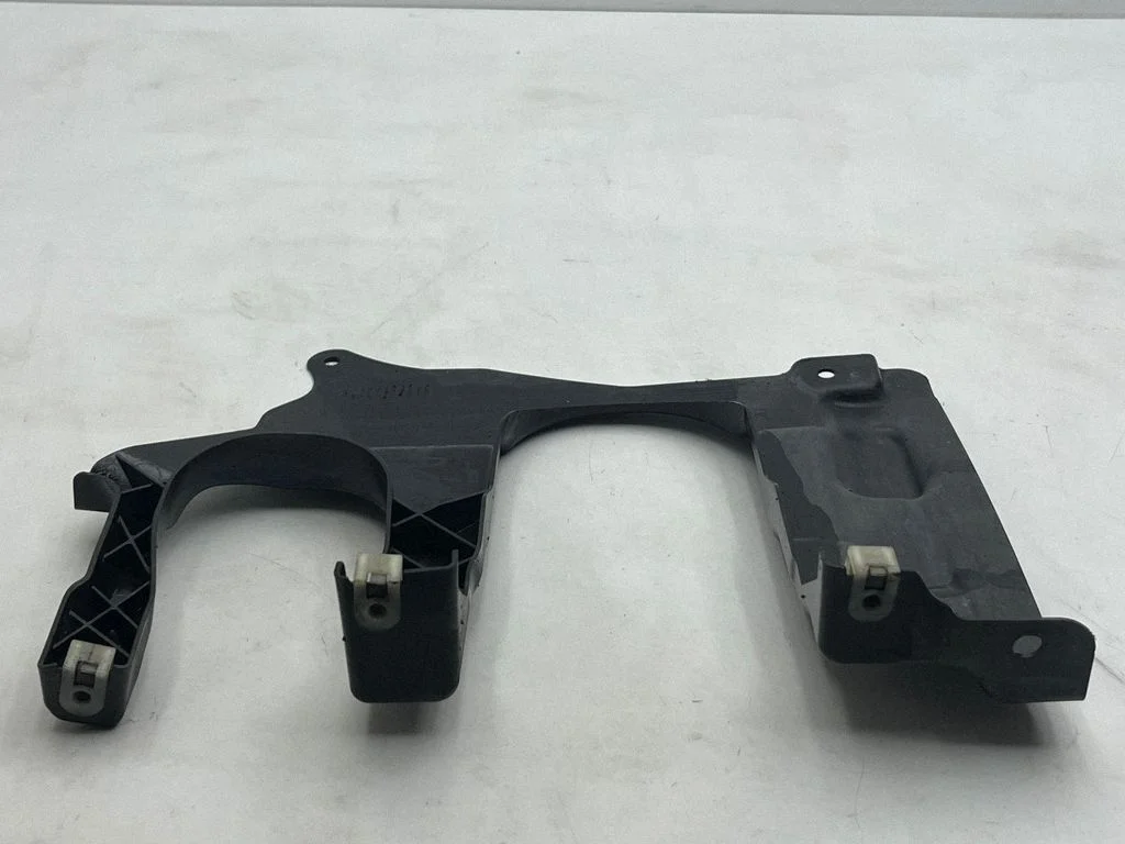 Other engine bay part W7748