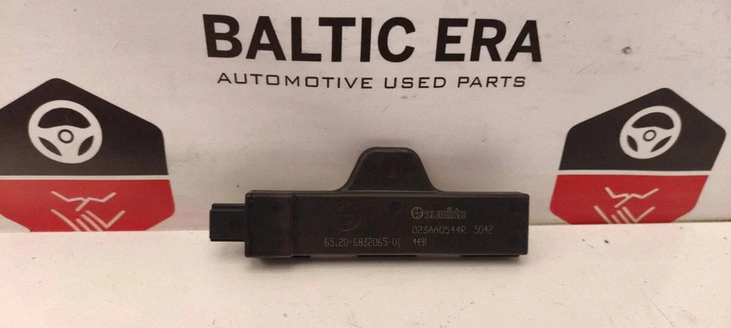 Interior comfort aerial antenna 6832065