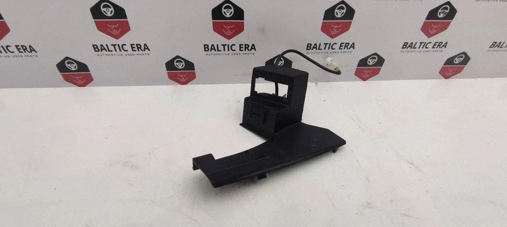 Cita centrālās konsoles (tuneļa) detaļa – Mercedes-Benz C klase AMG W204 (2007-2014)