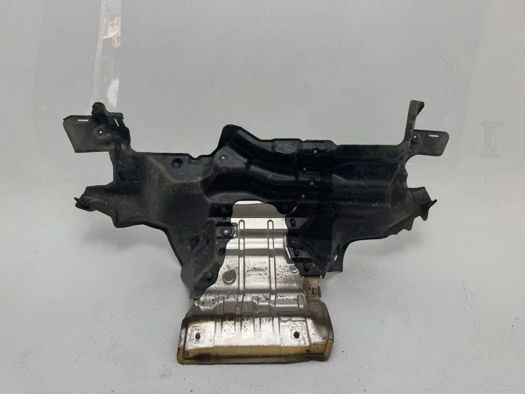 Heat shield in engine bay A2465201123