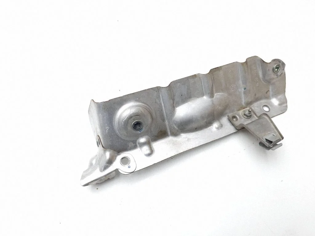 Heat shield in engine bay 8604702