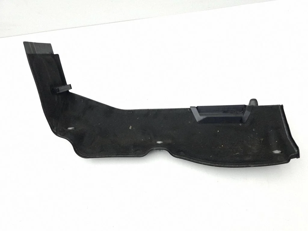 Heat shield in engine bay 7290813