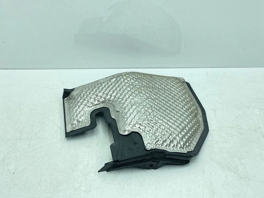 Heat shield in engine bay 7290817