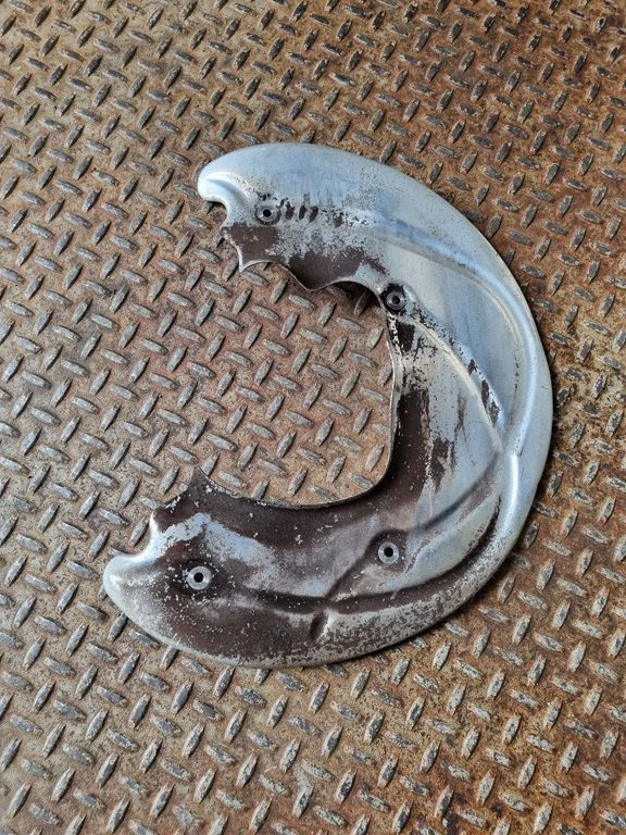 Front brake disc dust cover plate – right