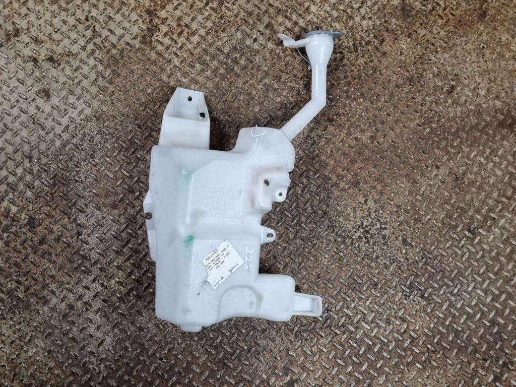 Windshield washer fluid reservoir/tank – Nissan Qashqai (2014-2016)