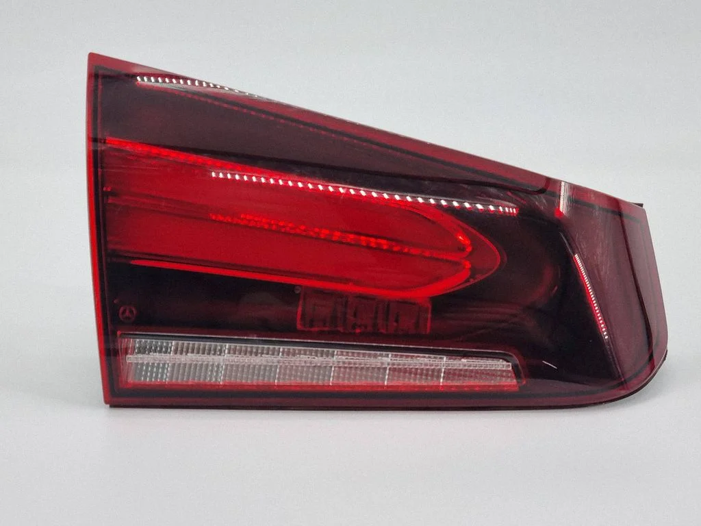 Tailgate rear/tail lights 643841L