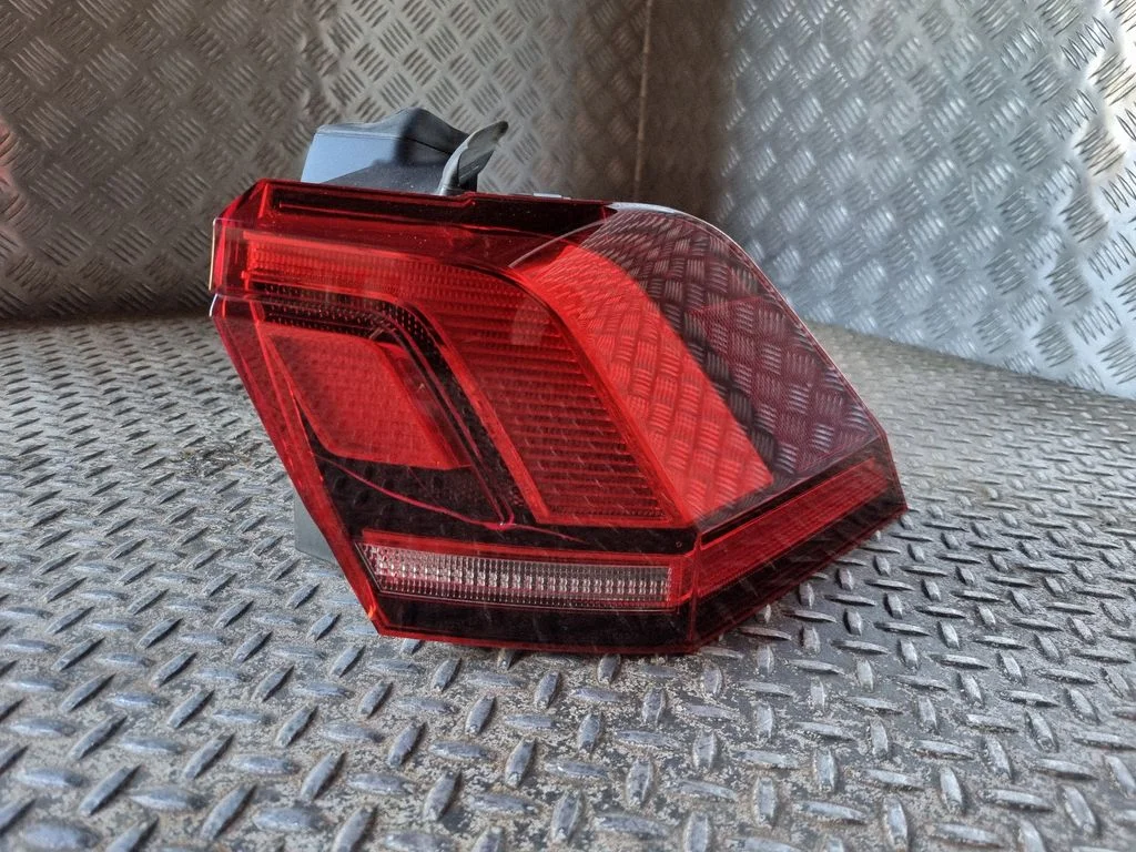 Lampa tylna w błotniku 5NA945096D