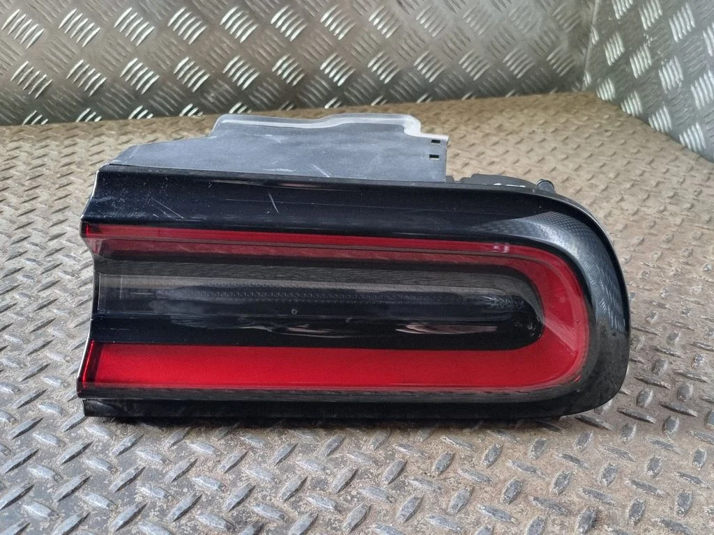 Lampa tylna w błotniku 68510770AA – Dodge Challenger (2008-2023)