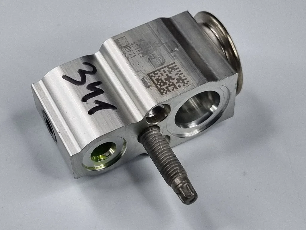 Air conditioning (A/C) expansion valve MZ644002