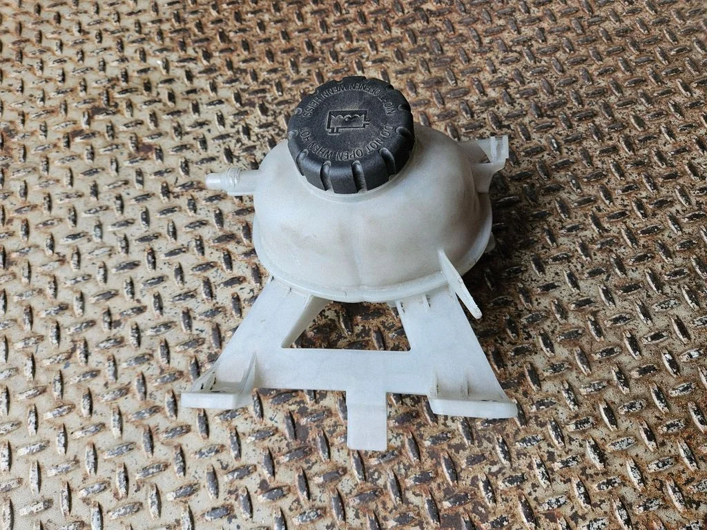 Coolant expansion tank/reservoir A2475000149