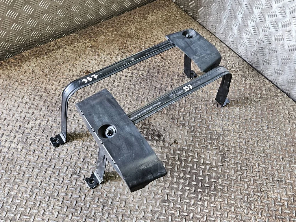 Fuel tank mounting bracket 5QF201656D